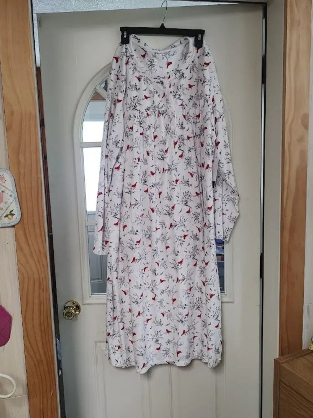 New Aria White With Cardinals Soft Fleece Long Sleeve Night Gown Women's 4X